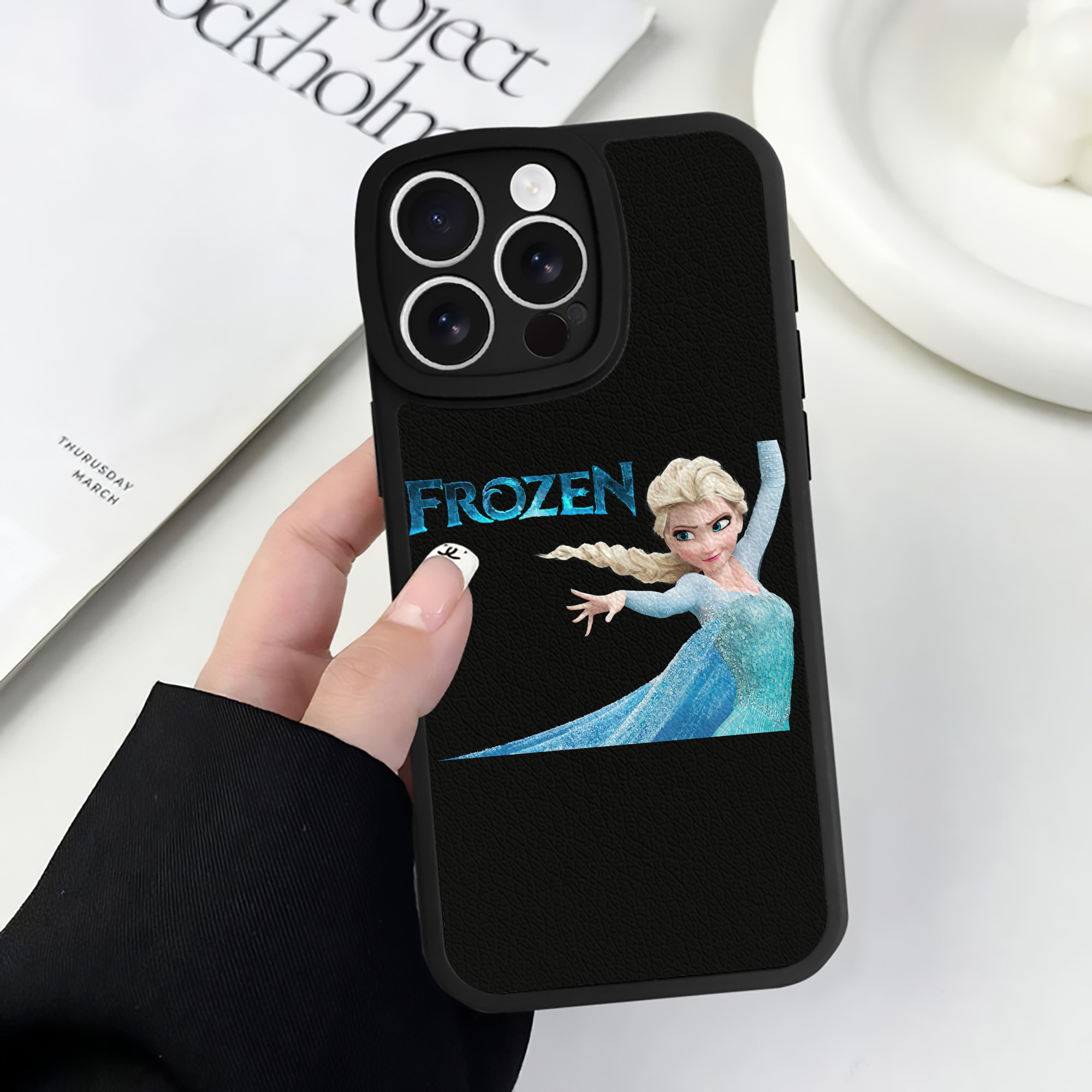 （画像用） アナと雪の女王 アンナ エルサ Frozen Anna Elsa 【iPhone 16シリーズ対応】シリコンスマホケース（レザー調） 材質：シリコン